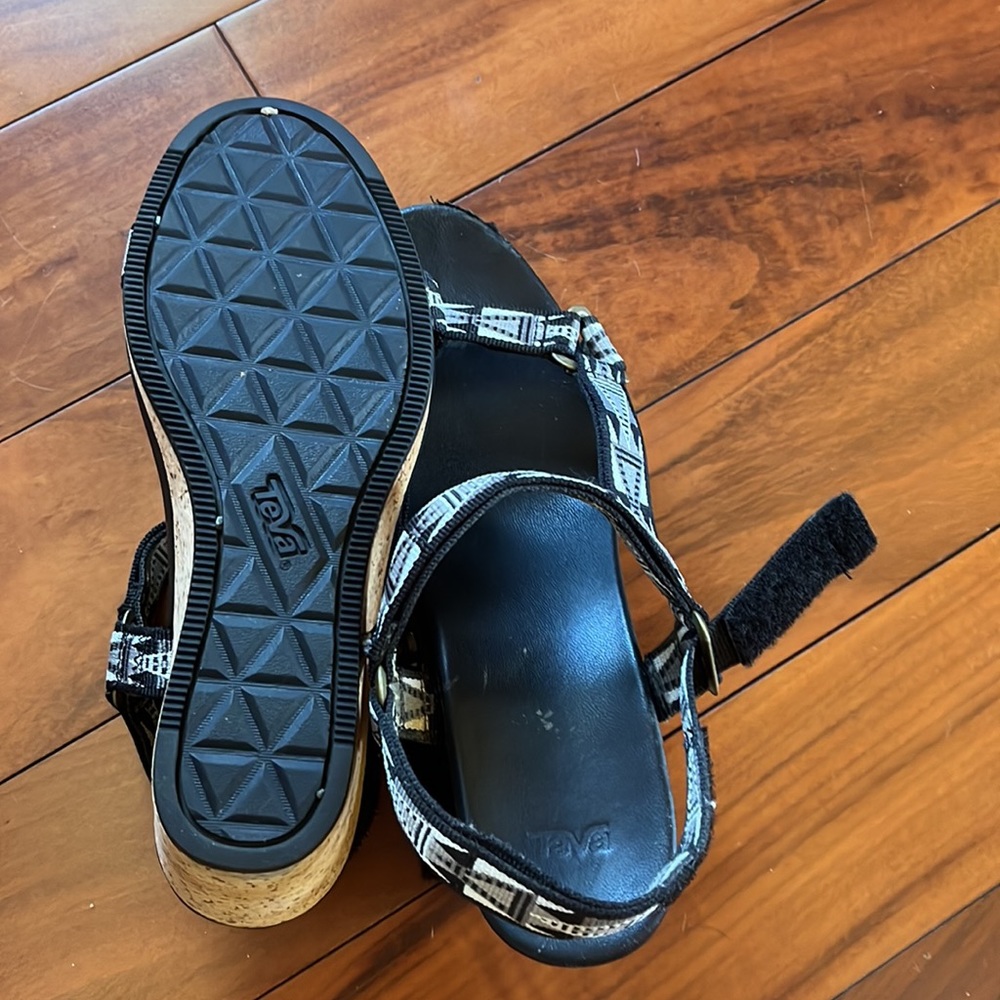2 for💲🔟 Black and white strap Teva wedges - Picture 4 of 5